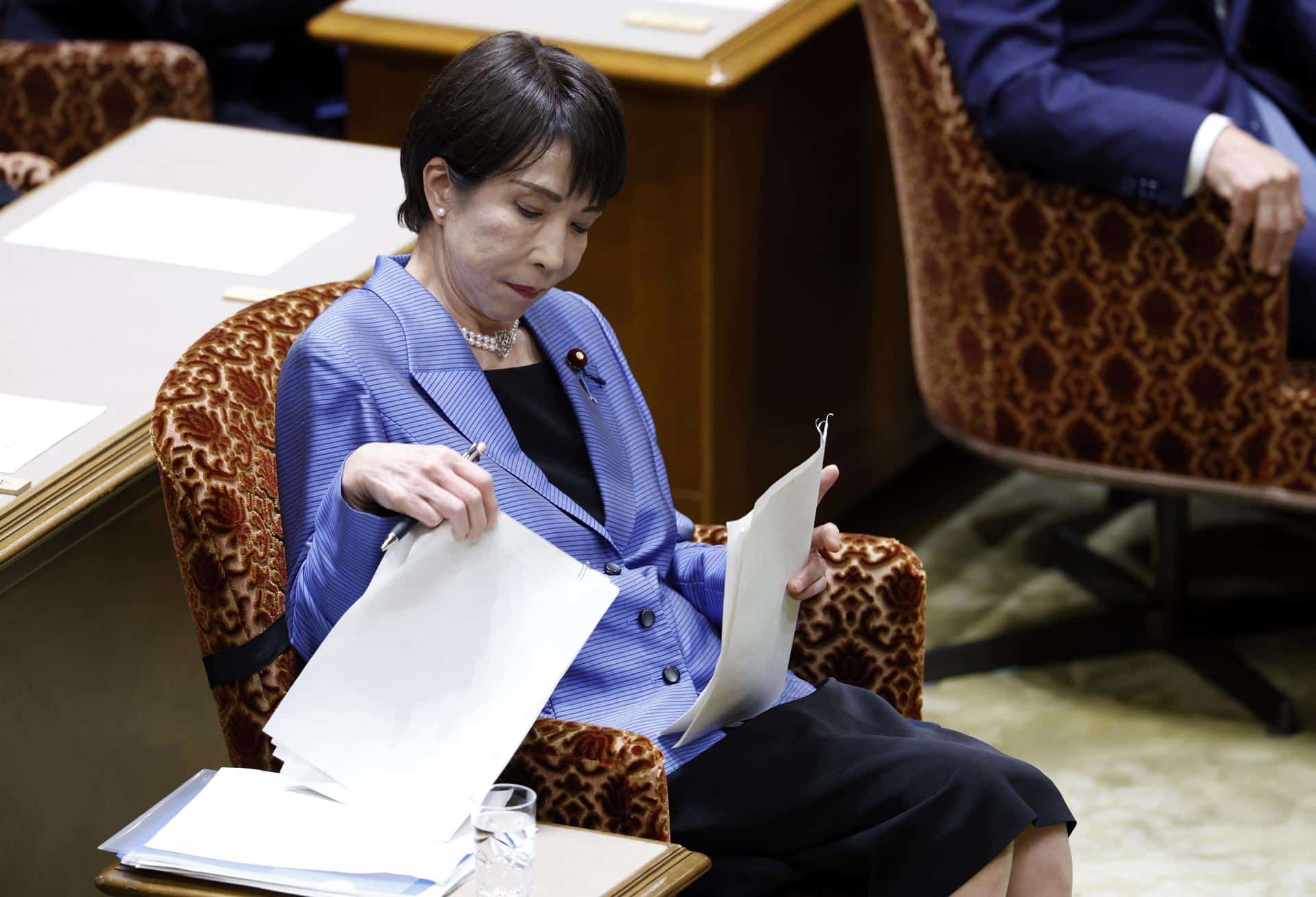TOKYO (Japan), 26/11/2025.- Japan's Prime Minister Sanae Takaichi attends a debate with opposition party leaders at the Diet in Tokyo, Japan, 26 November 2025. Takaichi, who is also the ruling Liberal Democratic Party president, held her first party leaders' debate with opposition leaders, answering questions related to her recent comments about Taiwan which triggered a diplomatic crisis with China. (Japón, Tokio) EFE/EPA/FRANCK ROBICHON