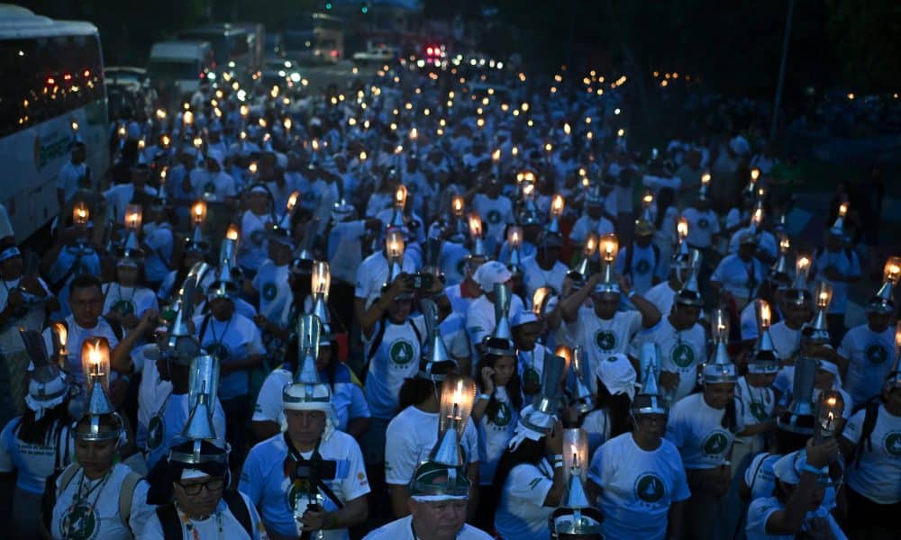 Personas protestan durante la marcha de las 'Porongas' por la defensa de los bosques, los derechos territoriales y la responsabilidad climática global este jueves, en Belém (Brasil). EFE/ Andre Borges