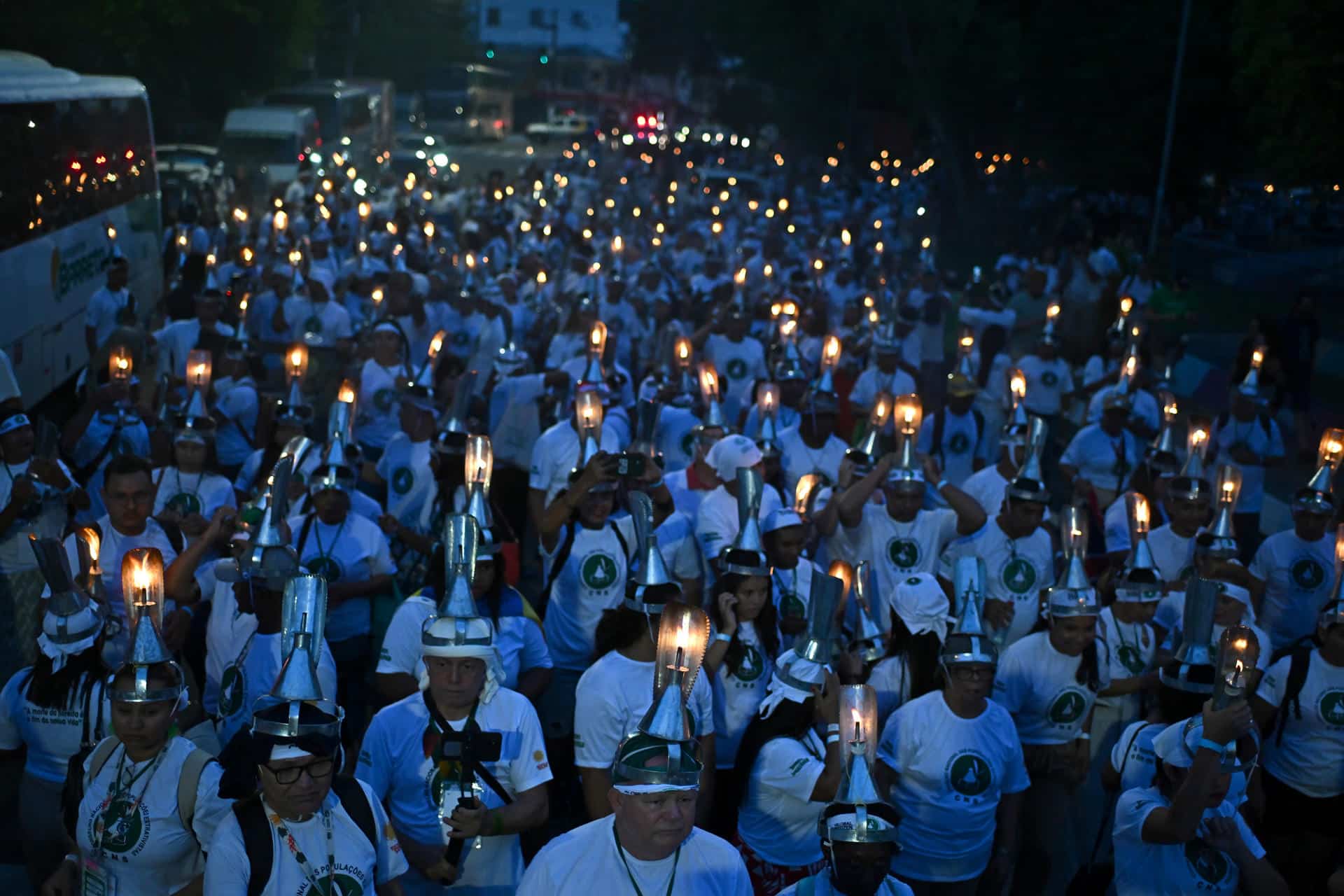 Personas protestan durante la marcha de las 'Porongas' por la defensa de los bosques, los derechos territoriales y la responsabilidad climática global este jueves, en Belém (Brasil). EFE/ Andre Borges