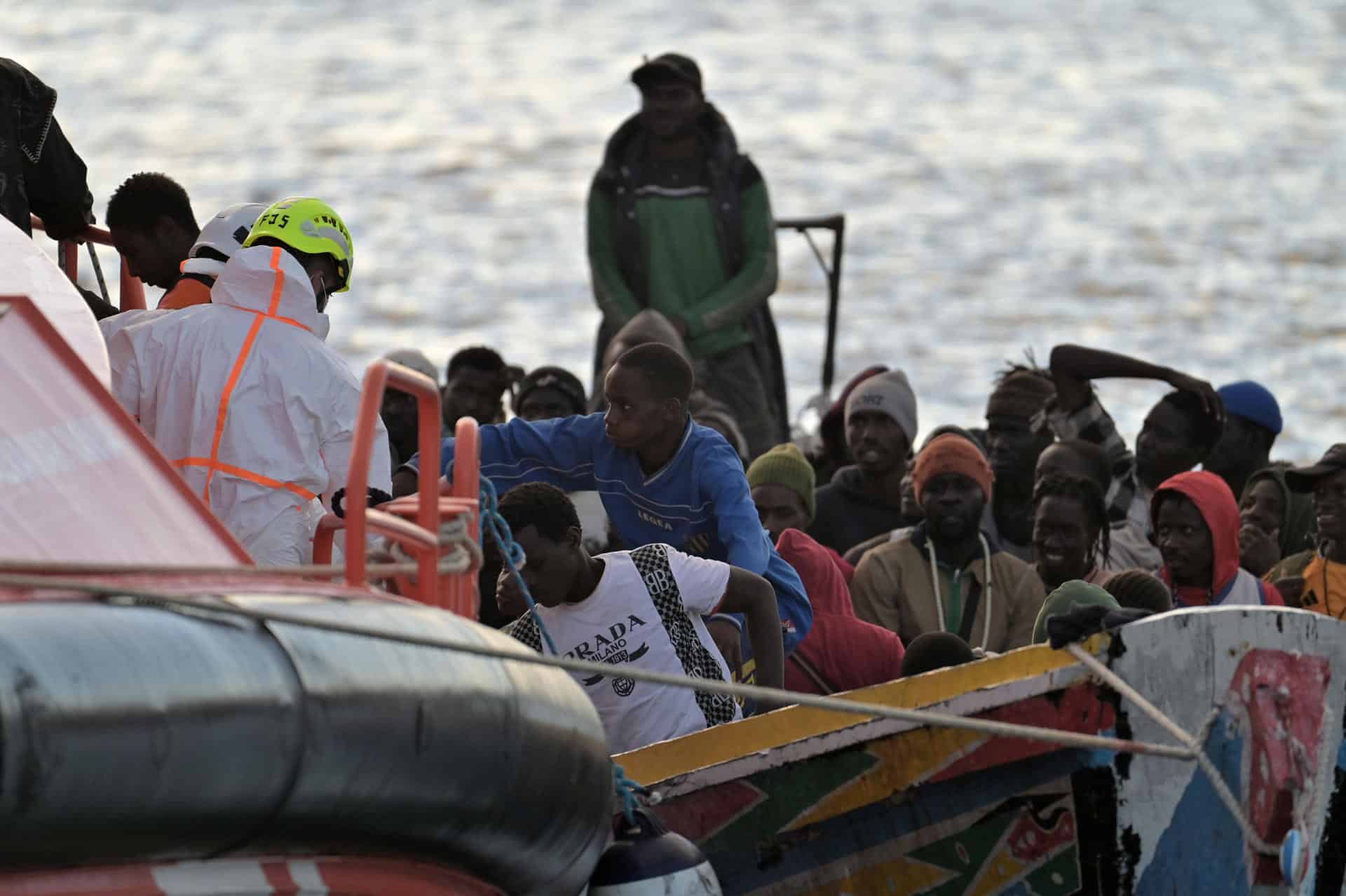 Foto de archivo del servicio de Salvamento Marítimo de España rescatando una barcaza en aguas cercanas a la isla de El Hierro, en las Islas Canarias (océano Atlántico). EFE/Gelmert Finol