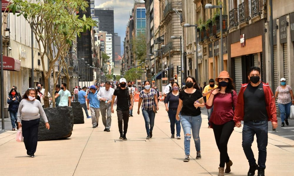 Vista general de la afluencia de personas en el Centro histórico de Ciudad de México. Fotografía de archivo. EFE/Jorge Núñez