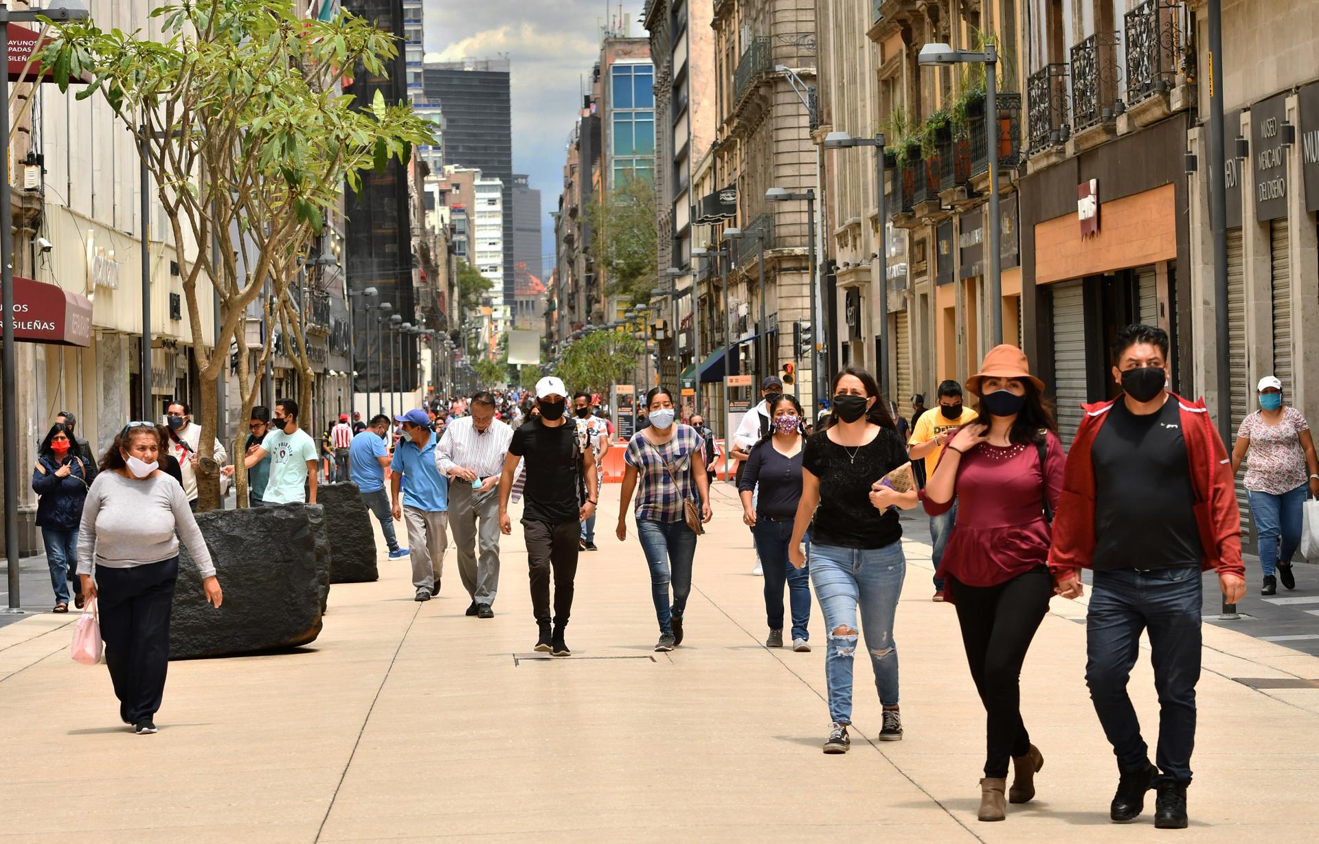 Vista general de la afluencia de personas en el Centro histórico de Ciudad de México. Fotografía de archivo. EFE/Jorge Núñez