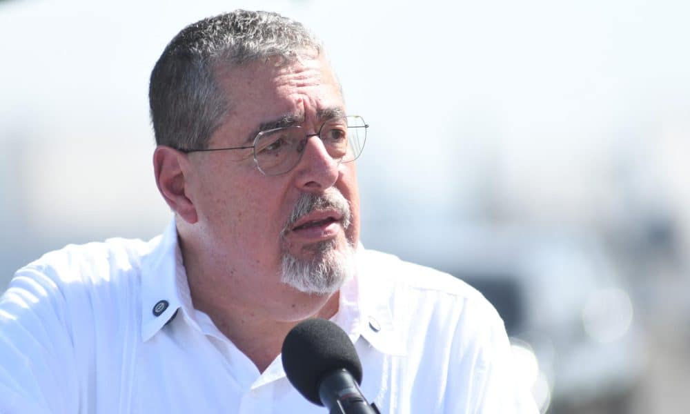 El presidente de Guatemala, Bernardo Arévalo, habla durante un acto este viernes, en el Puerto Quetzal en San José (Guatemala). EFE/ Alex Cruz