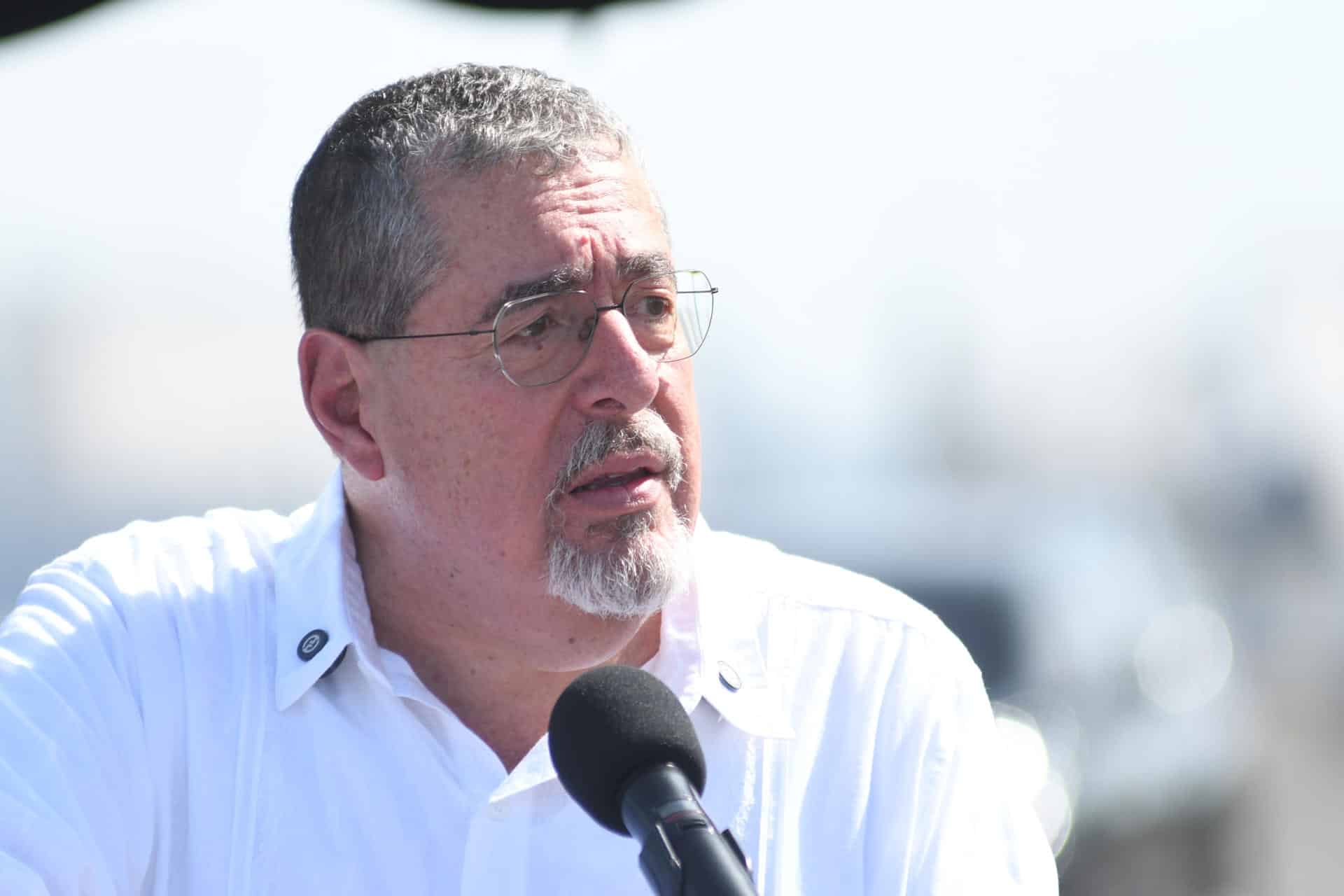 El presidente de Guatemala, Bernardo Arévalo, habla durante un acto este viernes, en el Puerto Quetzal en San José (Guatemala). EFE/ Alex Cruz