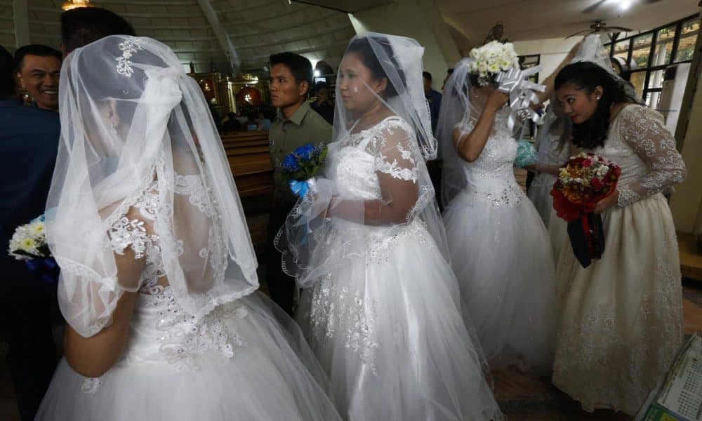 Novias filipinas en una iglesia para una boda masiva católica. EFE/ROLEX DELA PENA