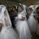 Novias filipinas en una iglesia para una boda masiva católica. EFE/ROLEX DELA PENA