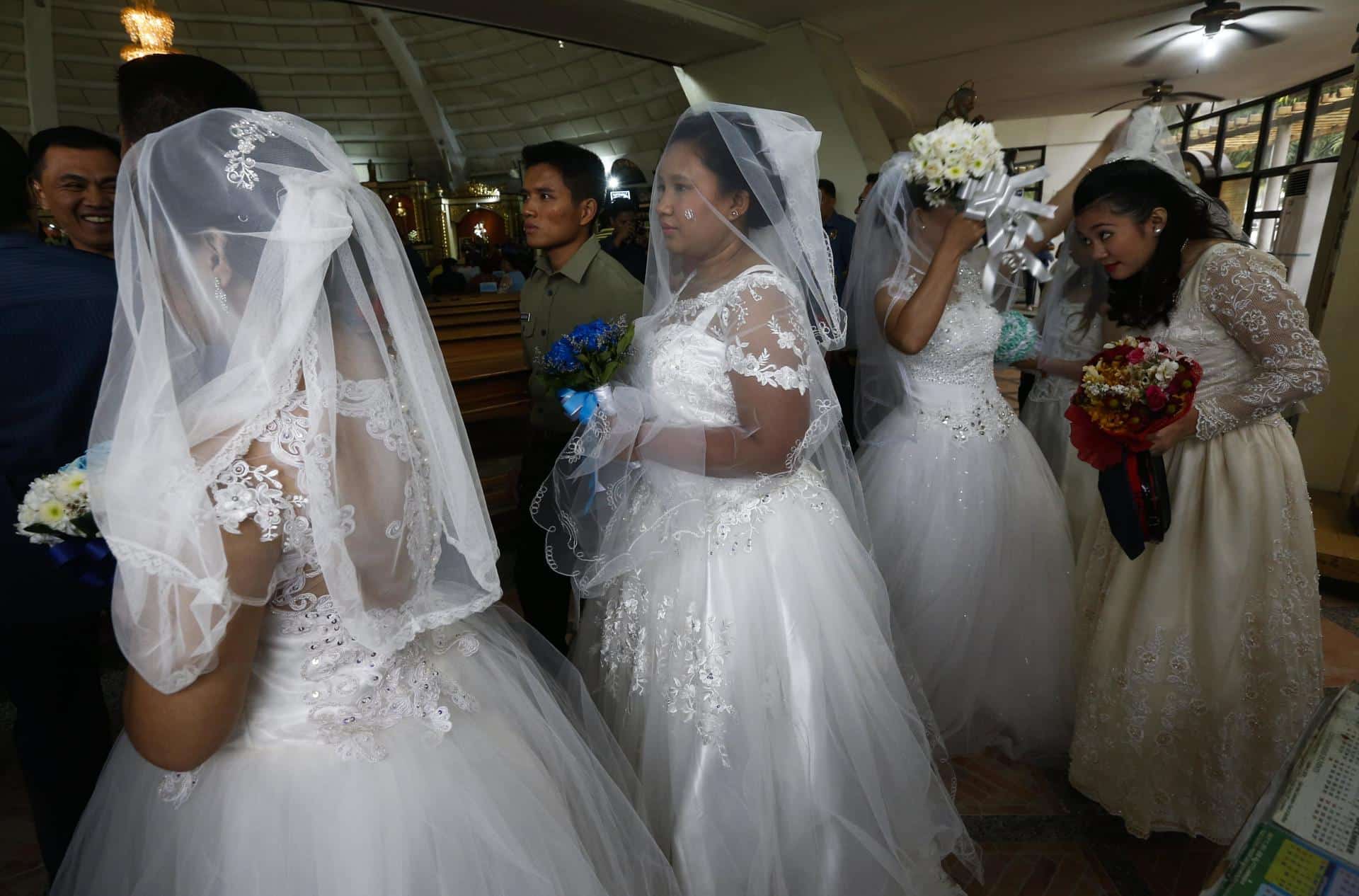 Novias filipinas en una iglesia para una boda masiva católica. EFE/ROLEX DELA PENA