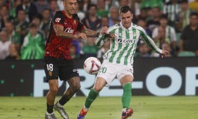 El centrocampista argentino del Betis, Giovani Lo Celso (d), disputa el balón ante el centrocampista del Mallorca, Antonio Sánchez, en el estadio Benito Villamarín, en Sevilla en foto de  archivo de José Manuel Vidal. EFE