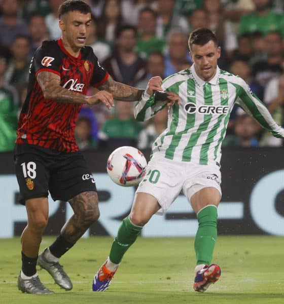 El centrocampista argentino del Betis, Giovani Lo Celso (d), disputa el balón ante el centrocampista del Mallorca, Antonio Sánchez, en el estadio Benito Villamarín, en Sevilla en foto de  archivo de José Manuel Vidal. EFE