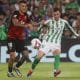 El centrocampista argentino del Betis, Giovani Lo Celso (d), disputa el balón ante el centrocampista del Mallorca, Antonio Sánchez, en el estadio Benito Villamarín, en Sevilla en foto de  archivo de José Manuel Vidal. EFE