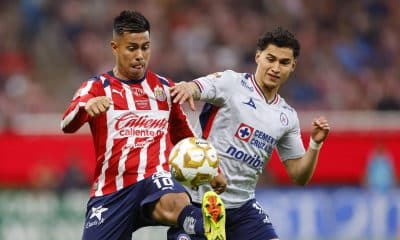 Efraín Álvarez (i) de Guadalajara disputa el balón con Jeremy Márquez de Cruz Azul este jueves, en un partido de cuartos final de la Liga MX entre Guadalajara y Cruz Azul en el Estadio Akron, en Guadalajara (México). EFE/ Francisco Guasco