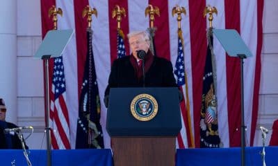 El presidente Donald Trump ofrece un discurso durante una ceremonia del Día de los Veteranos en el Cementerio de Arlington, Arlington, Virginia, Estados Unidos, el 11 de noviembre de 2025. EFE/AARON SCHWARTZ