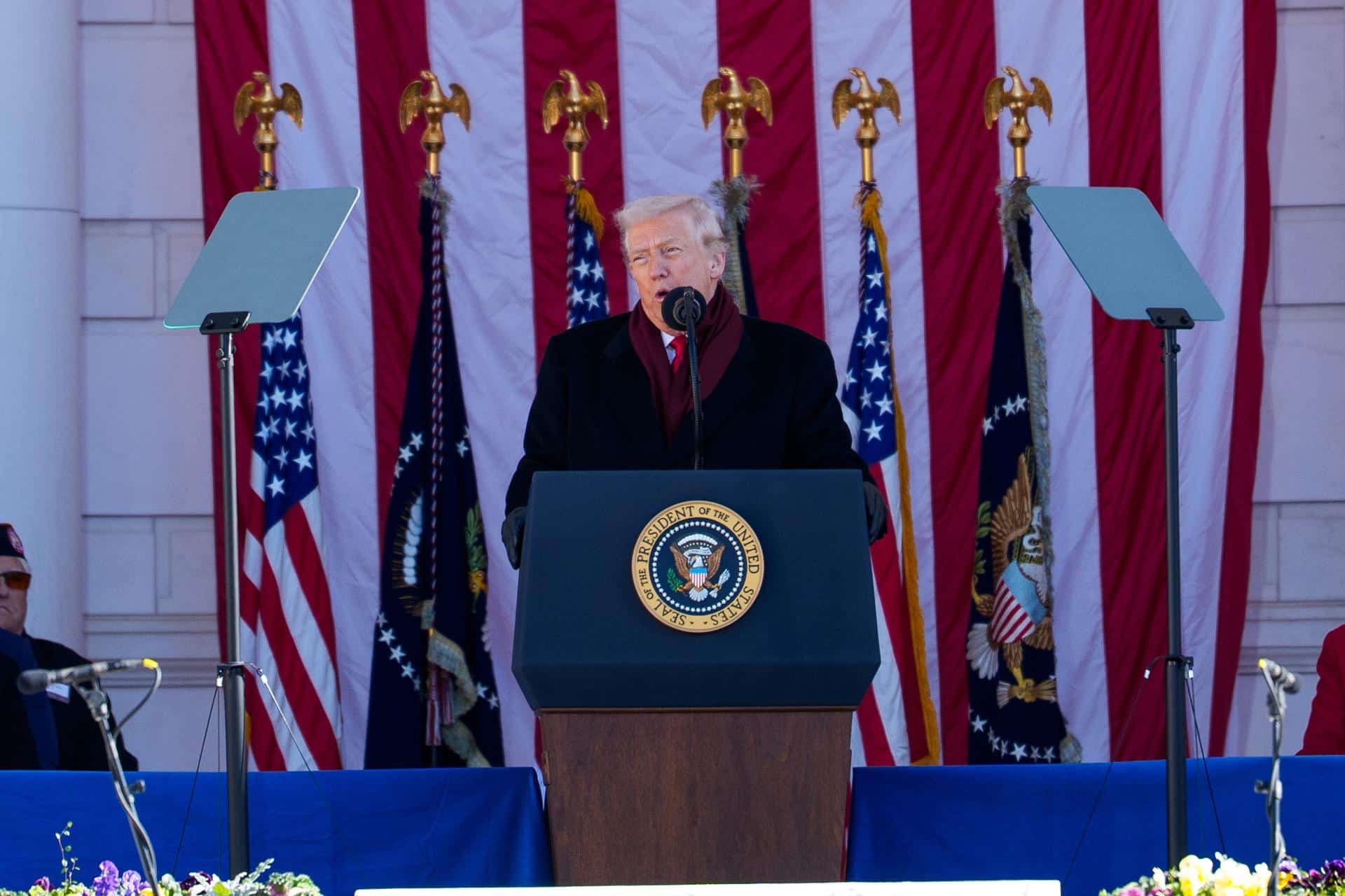 El presidente Donald Trump ofrece un discurso durante una ceremonia del Día de los Veteranos en el Cementerio de Arlington, Arlington, Virginia, Estados Unidos, el 11 de noviembre de 2025. EFE/AARON SCHWARTZ