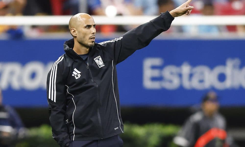 El entrenador de Tigres, Guido Pizarro, reacciona en un partido del torneo Apertura 2025 de la Liga MX entre Guadalajara y Tigres en el estadio Akron, en Guadalajara (México). Imagen de archivo. EFE/ Francisco Guasco