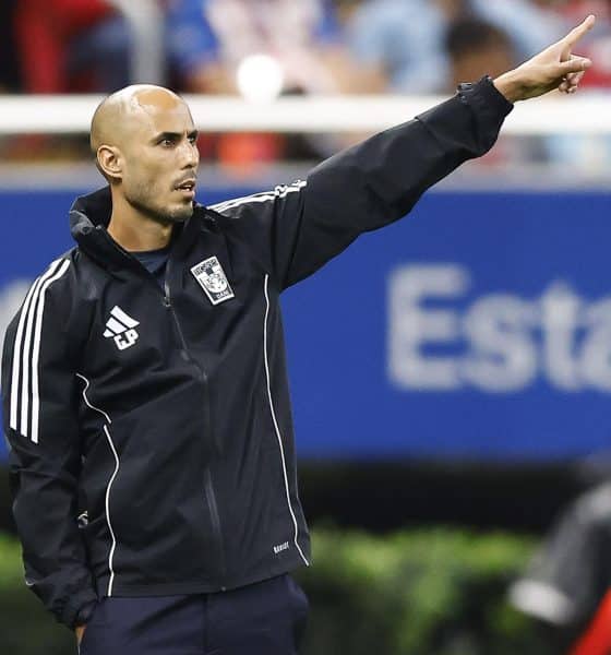 El entrenador de Tigres, Guido Pizarro, reacciona en un partido del torneo Apertura 2025 de la Liga MX entre Guadalajara y Tigres en el estadio Akron, en Guadalajara (México). Imagen de archivo. EFE/ Francisco Guasco