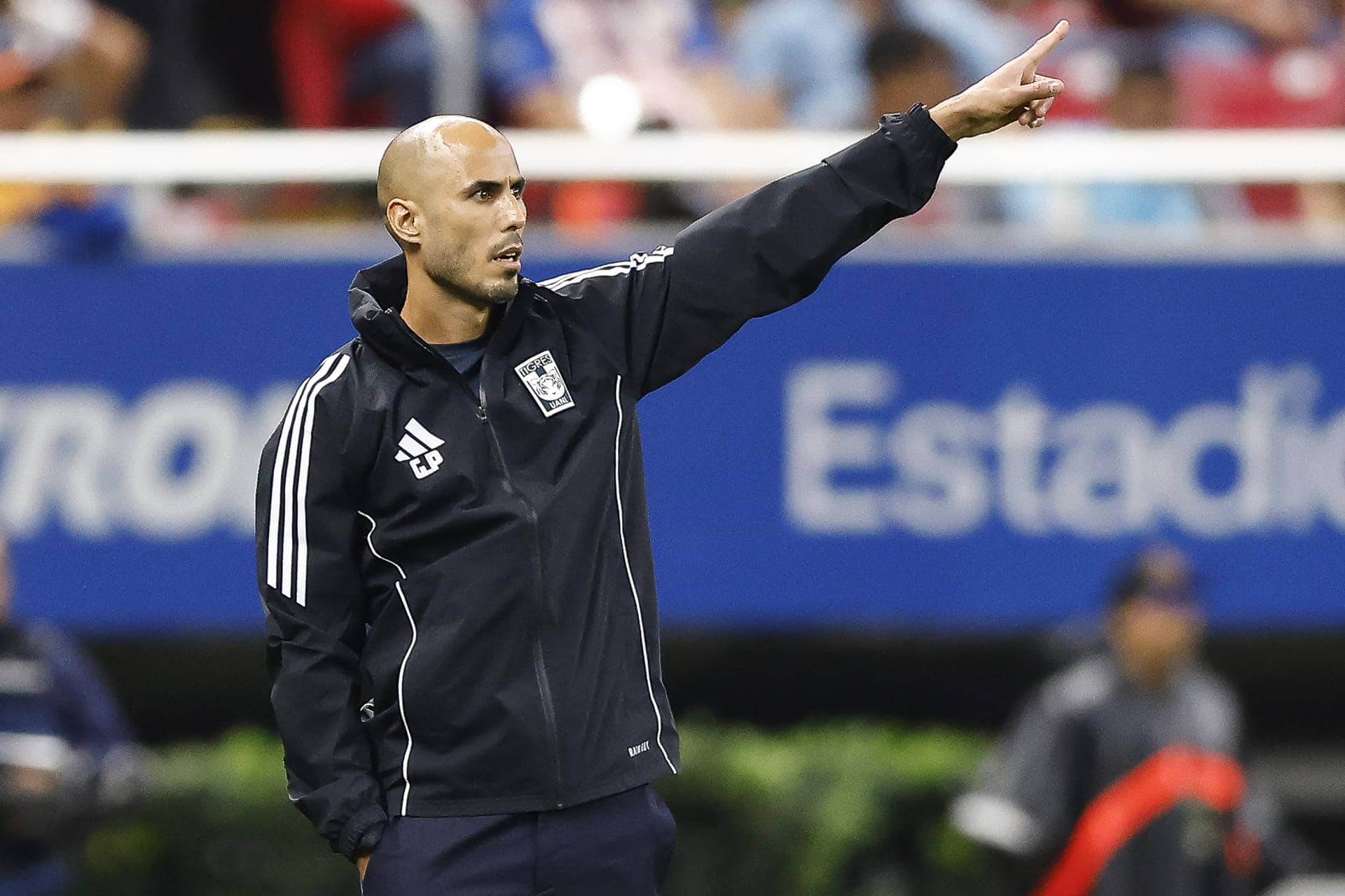 El entrenador de Tigres, Guido Pizarro, reacciona en un partido del torneo Apertura 2025 de la Liga MX entre Guadalajara y Tigres en el estadio Akron, en Guadalajara (México). Imagen de archivo. EFE/ Francisco Guasco