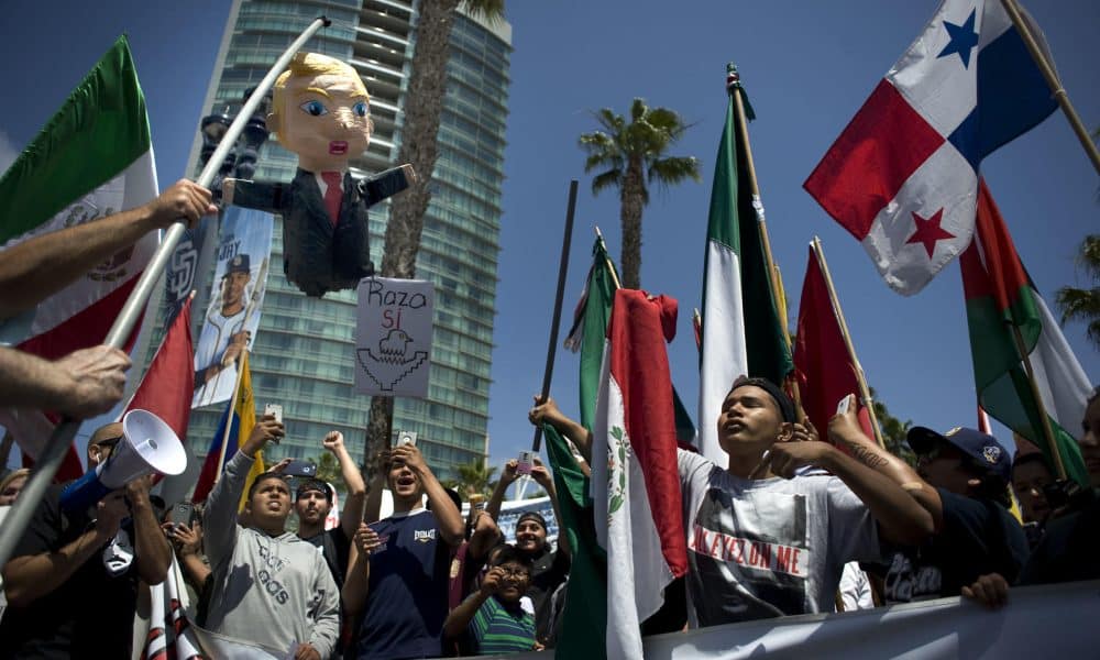 Activistas se manifiestan contra el presidente Donald Trump, afuera del Centro de Convenciones de San Diego, California (EE.UU.). Imagen de archivo. EFE/David Maung