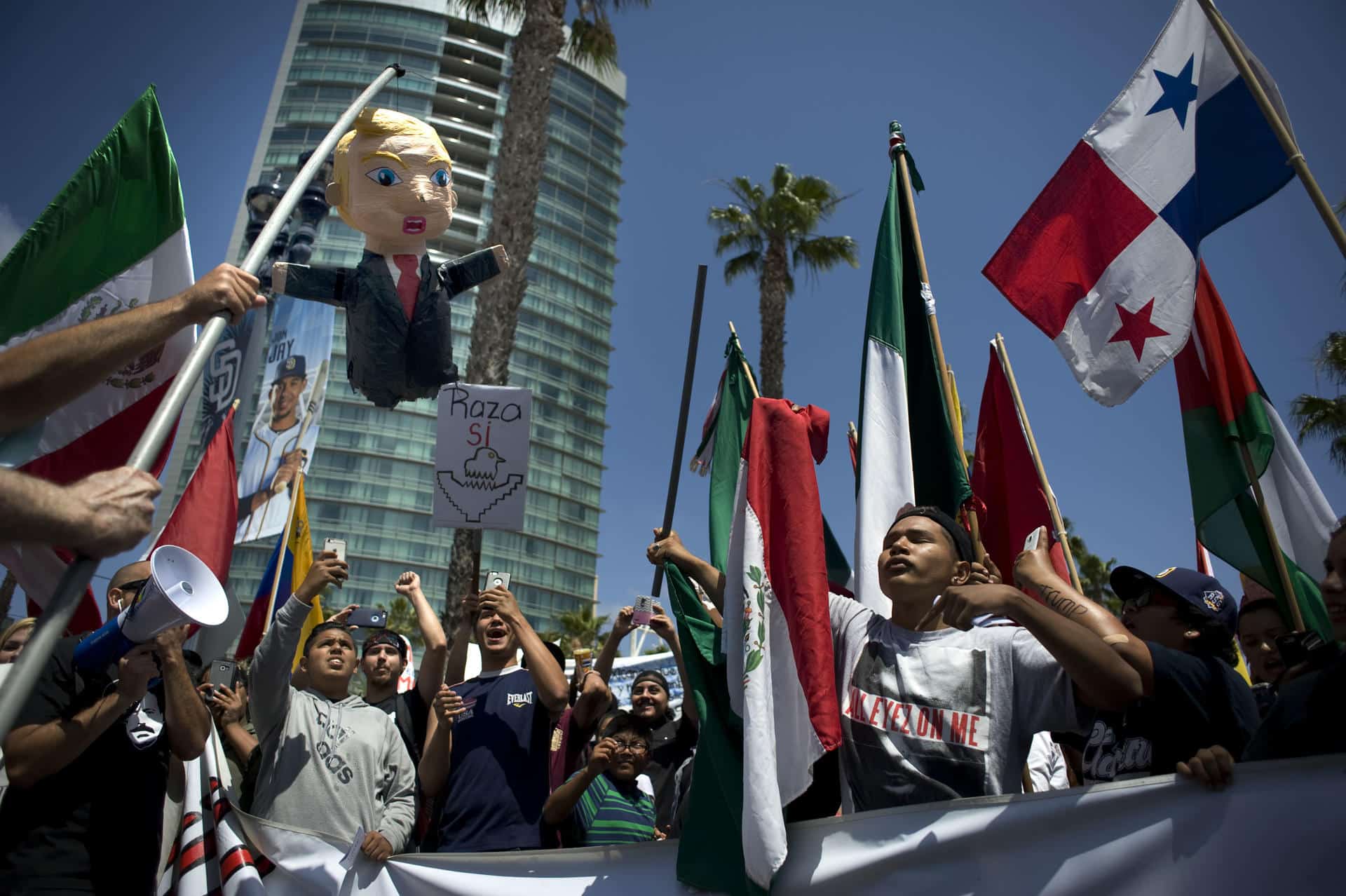 Activistas se manifiestan contra el presidente Donald Trump, afuera del Centro de Convenciones de San Diego, California (EE.UU.). Imagen de archivo. EFE/David Maung