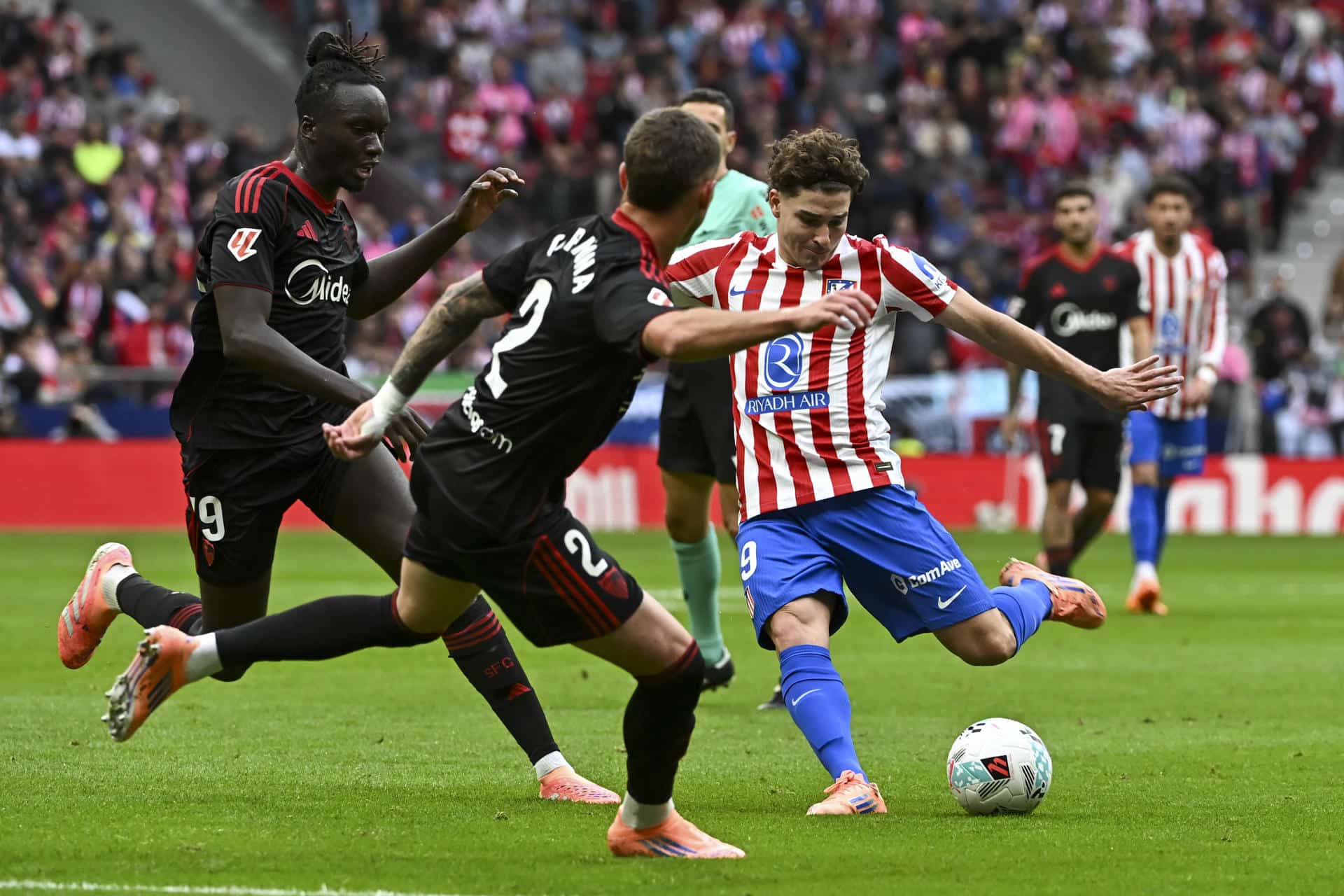Julián Álvarez, durante el partido contra el Sevilla. EFE/ Fernando Villar