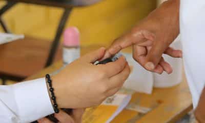 Una persona registra su huella para votar este domingo, en Tegucigalpa (Honduras). EFE/ Gustavo Amador