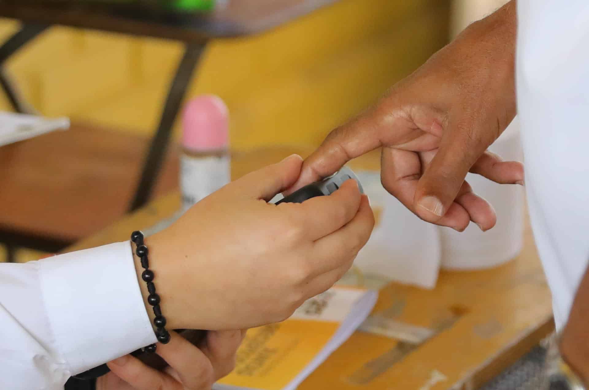 Una persona registra su huella para votar este domingo, en Tegucigalpa (Honduras). EFE/ Gustavo Amador