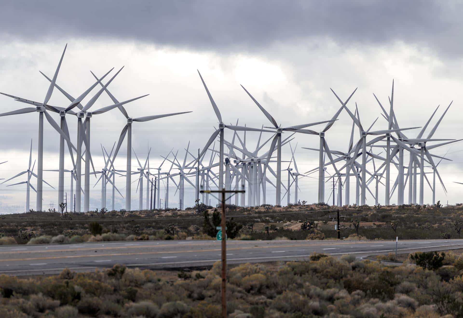 Imagen reciente de torres eólicas en Mojave, California, USA. EFE/EPA/CRISTOBAL HERRERA-ULASHKEVICH