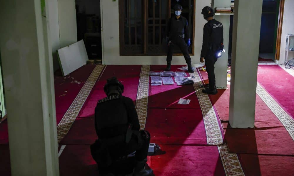 Equipos de la policía de Indonesia en la escuela de Yakarta donde se registró una explosión.
EFE/EPA/MAST IRHAM