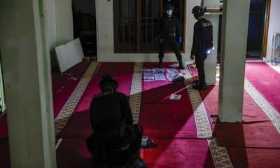 Equipos de la policía de Indonesia en la escuela de Yakarta donde se registró una explosión.
EFE/EPA/MAST IRHAM