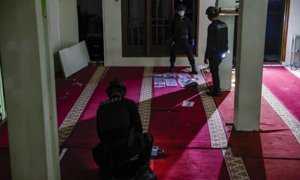 Equipos de la policía de Indonesia en la escuela de Yakarta donde se registró una explosión.
EFE/EPA/MAST IRHAM