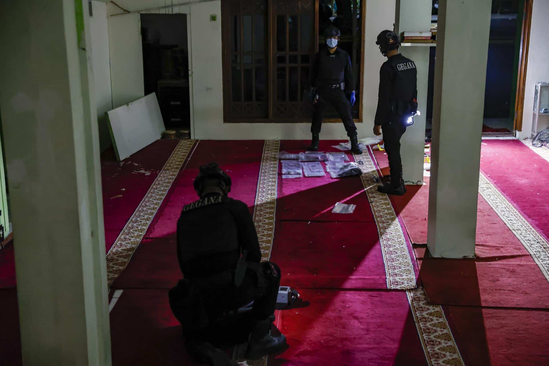 Equipos de la policía de Indonesia en la escuela de Yakarta donde se registró una explosión.
EFE/EPA/MAST IRHAM