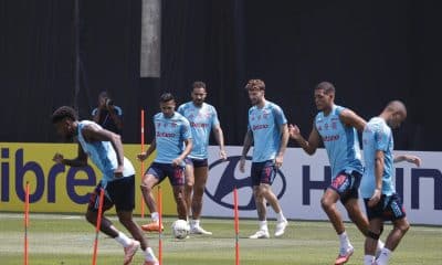 Jugadores de Flamengo cumplieron este viernes, en el estadio limeño de La Videna, el último entrenamiento con miras a la final de la Copa Libertadores del 29 de noviembre contra Palmeiras. EFE/ José Jácome