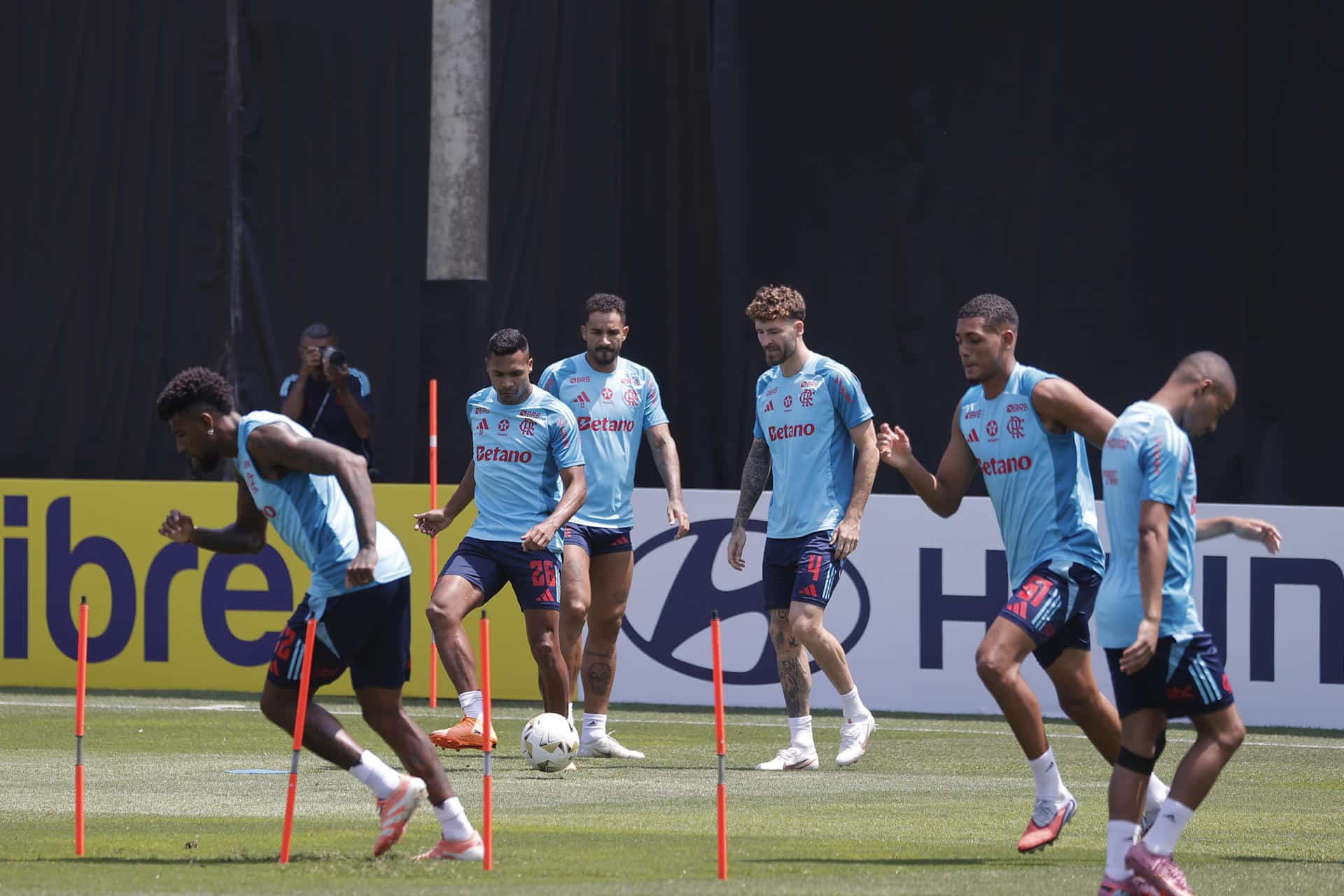 Jugadores de Flamengo cumplieron este viernes, en el estadio limeño de La Videna, el último entrenamiento con miras a la final de la Copa Libertadores del 29 de noviembre contra Palmeiras. EFE/ José Jácome