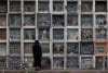 Una mujer indígena visita un cementerio con motivo del Día de los Difuntos este domingo, en Punín, provincia de Chimborazo (Ecuador). EFE/ José Jácome
