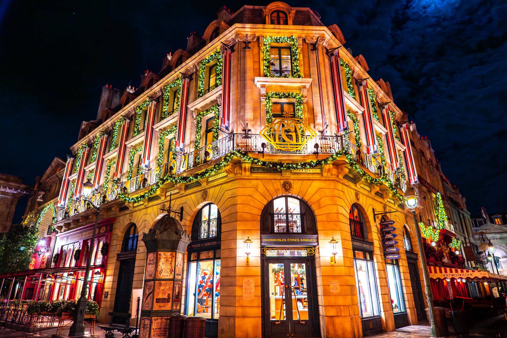 Fotografía sin fecha específica de toma cedida por NBCUniversal que muestra una parte de un edificio de la atracción 'Christmas in The Wizarding World of Harry Potter - Ministry of Magic' ('El Mundo Mágico de Harry Potter - Ministerio de Magia') en el parque temático Epic Universe de los estudios Universal en Orlando (Estados Unidos). EFE/NBCUniversal