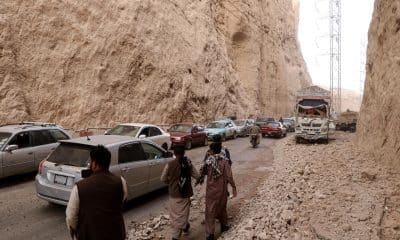 Un hombre herido en un terremoto recibe tratamiento en un hospital de Mazar-e-Sharif, Afganistán, el 3 de noviembre de 2025. EFE/NAJIB FARYAD