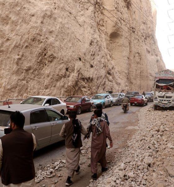 Un hombre herido en un terremoto recibe tratamiento en un hospital de Mazar-e-Sharif, Afganistán, el 3 de noviembre de 2025. EFE/NAJIB FARYAD