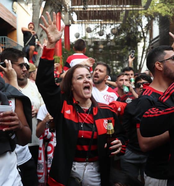 Hinchas de Flamengo avanzan este jueves en romería hasta el estadio Monumental de Lima, donde este jueves el equipo carioca jugará por el título contra Palmeiras. EFE/ Paolo Aguilar