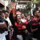 Hinchas de Flamengo avanzan este jueves en romería hasta el estadio Monumental de Lima, donde este jueves el equipo carioca jugará por el título contra Palmeiras. EFE/ Paolo Aguilar