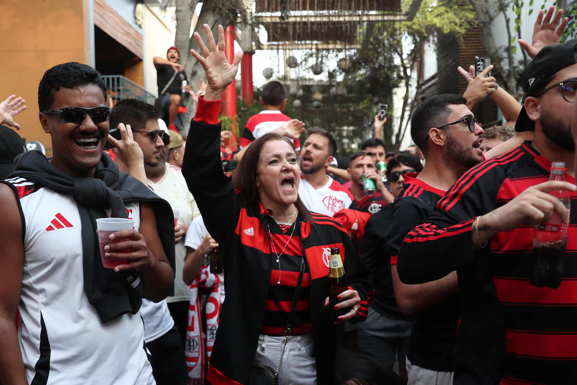 Hinchas de Flamengo avanzan este jueves en romería hasta el estadio Monumental de Lima, donde este jueves el equipo carioca jugará por el título contra Palmeiras. EFE/ Paolo Aguilar