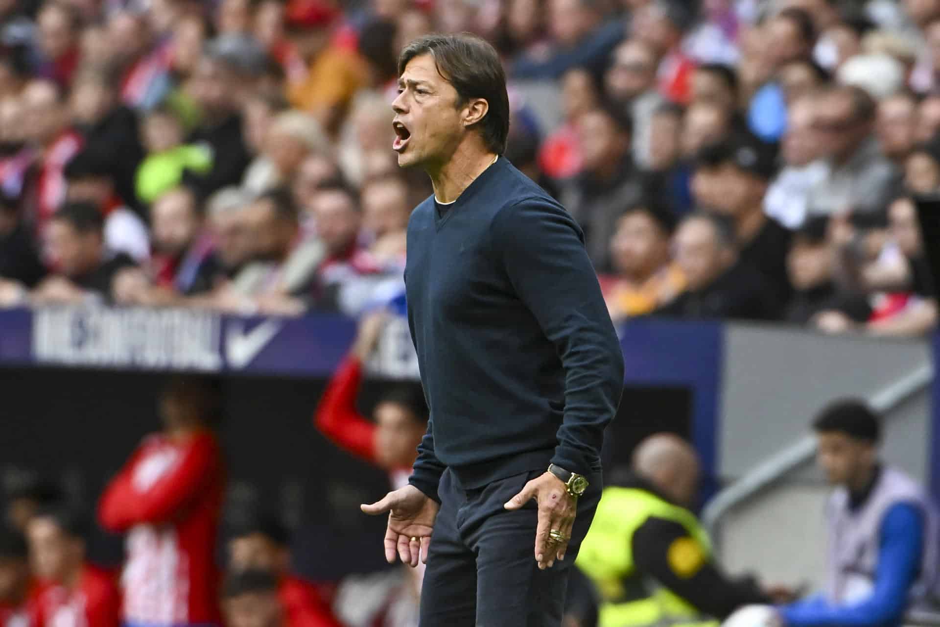 El entrenador del Sevilla, el argentino Matias Almeyda, durante partido de LaLiga entre el Atlético de Madrid y el Sevilla, este sábado en el estadio Metropolitano. EFE/ Fernando Villar