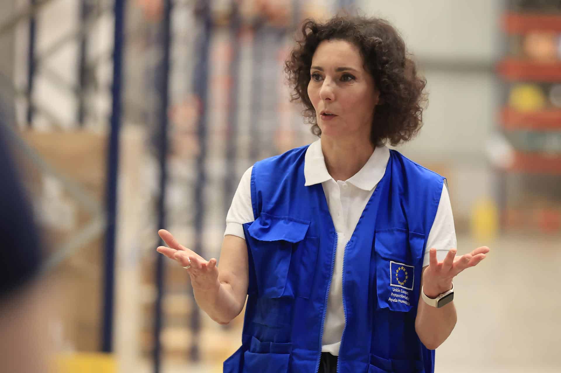 La comisionada europea de Igualdad, Preparación y Gestión de Crisis, Hadja Lahbib habla durante una visita de supervisión a la ayuda humanitaria almacenada en el Centro Logístico Regional de Asistencia Humanitaria (CLRAH) este sábado, en Ciudad de Panamá (Panamá). EFE/ Bienvenido Velasco