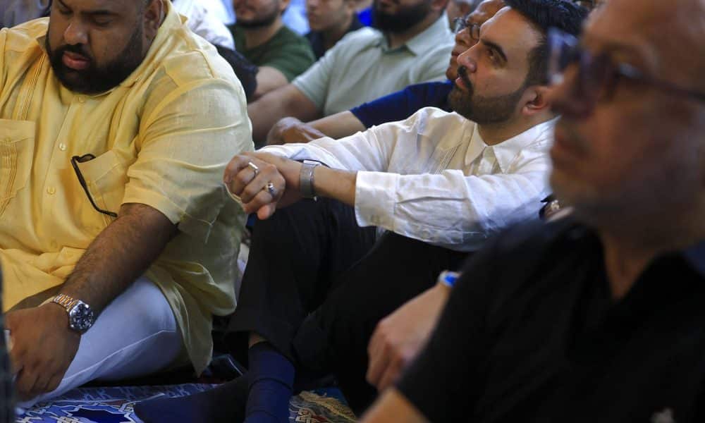 El alcalde electo de Nueva York, el demócrata Zohran Mamdani (c), escucha al sermón del viernes junto a otros feligreses musulmanes en la mezquita del Centro Islámico del Caribe en San Juan (Puerto Rico). EFE/ Thais Llorca