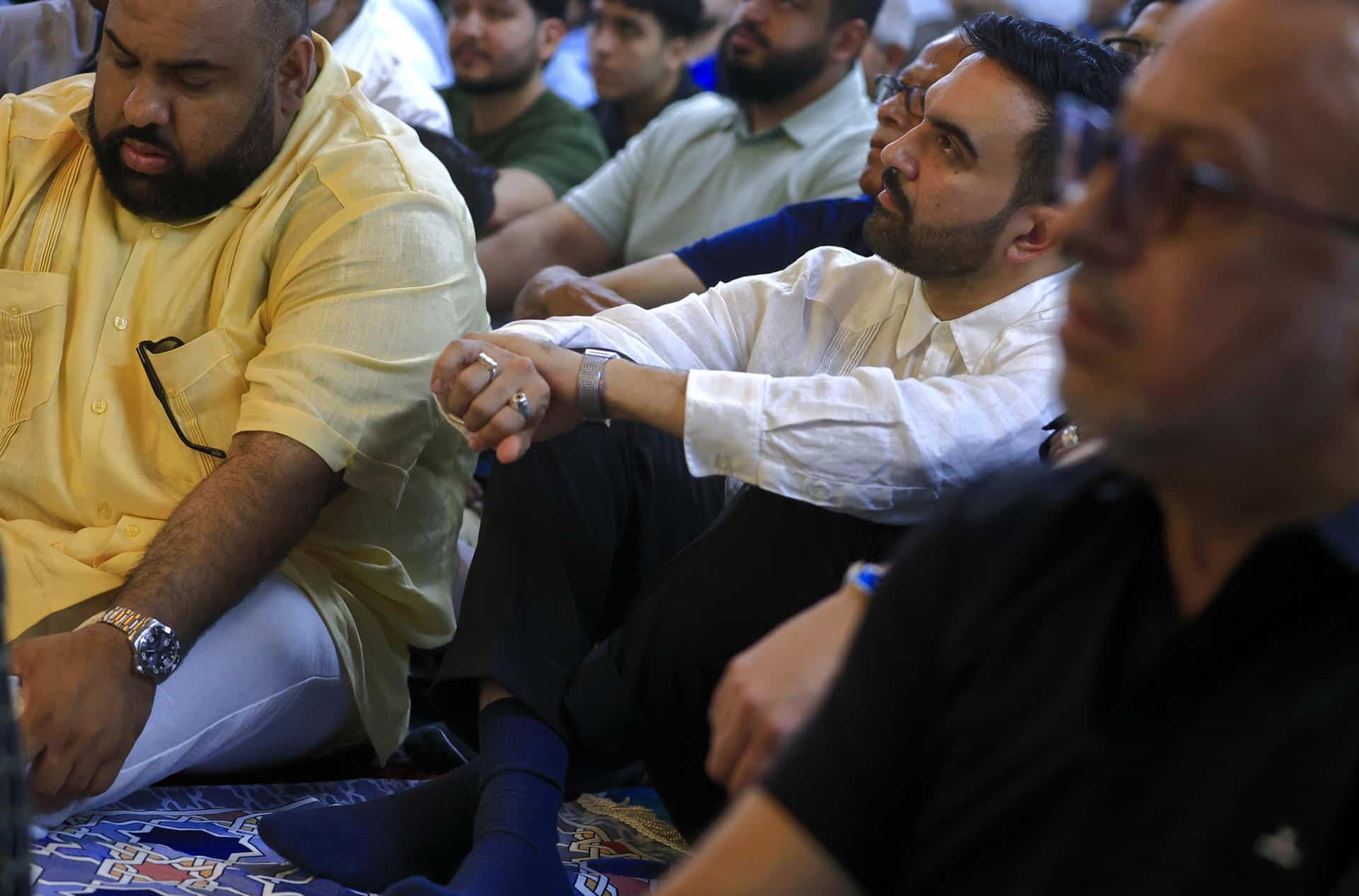 El alcalde electo de Nueva York, el demócrata Zohran Mamdani (c), escucha al sermón del viernes junto a otros feligreses musulmanes en la mezquita del Centro Islámico del Caribe en San Juan (Puerto Rico). EFE/ Thais Llorca