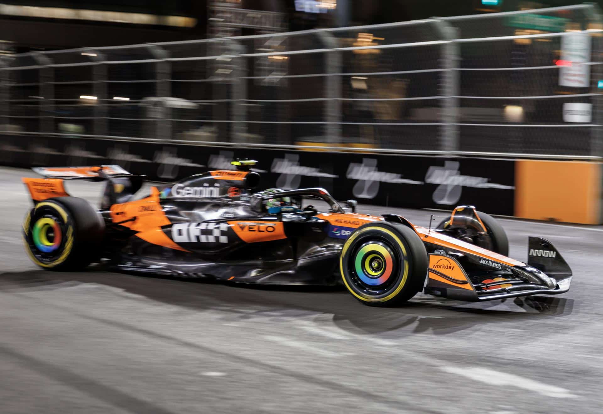 El piloto de McLaren Lando Norris del Reino Unido en acción durante los entrenamientos libres del Gran Premio de Fórmula Uno de Las Vegas (EE.UU.). EFE/EPA/CRISTOBAL HERRERA-ULASHKEVICH
