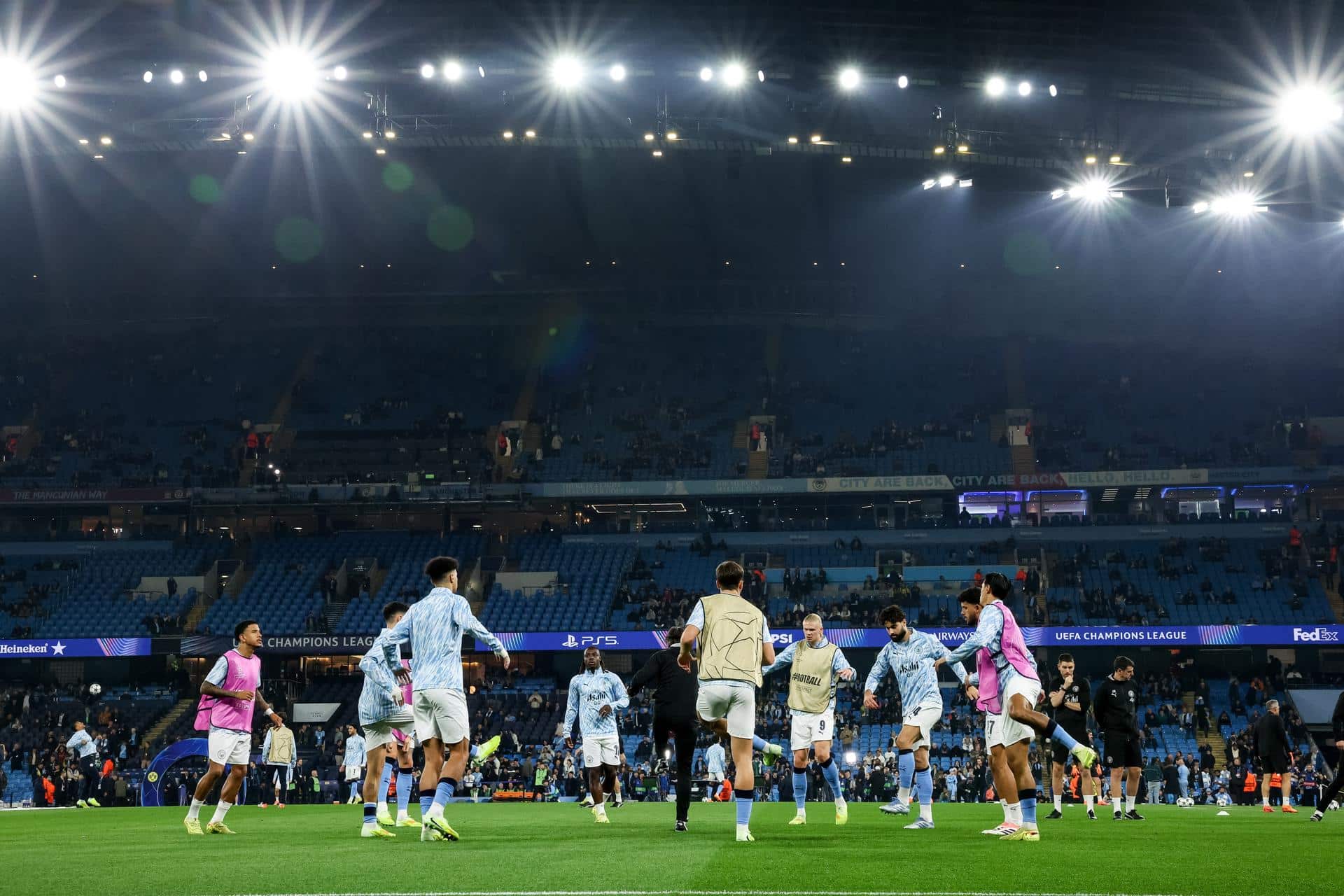 Jugadores del Manchester City calienta antes del partido de la cuarta jornada de la UEFA Champions League en Manchester, Reino Unido. EFE/EPA/ADAM VAUGHAN