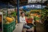 Fotografía sin fecha específica de toma cedida por el fotógrafo venezolano, Carlos Muñoz posando en un autorretrato en la plaza de mercado de Paloquemao, en Bogotá (Colombia). EFE/ Carlos Muñoz /SOLO USO EDITORIAL/ NO VENTAS/ SOLO DISPONIBLE PARA ILUSTRAR LA NOTICIA QUE ACOMPAÑA (CRÉDITO OBLIGATORIO)
