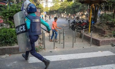 Un miembro de las fuerzas de seguridad de Bangladés durante los enfrentamientos el lunes con manifestantes tras la sentencia de la Justicia del país contra la ex primer ministra Sheikh Hasina, condenada a la pena capital al ser hallada culpable de crímenes de lesa humanidad relacionados con la represión de las protestas estudiantiles de julio y agosto de 2024.
EFE/EPA/MONIRUL ALAM