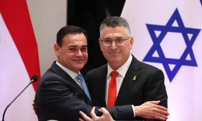 El canciller de Paraguay, Rubén Ramírez (i), saluda al  ministro de Relaciones Exteriores de Israel, Gideon Saar, este lunes en la Cancillería de Paraguay en Asunción (Paraguay). EFE/ Juan Pablo Pino