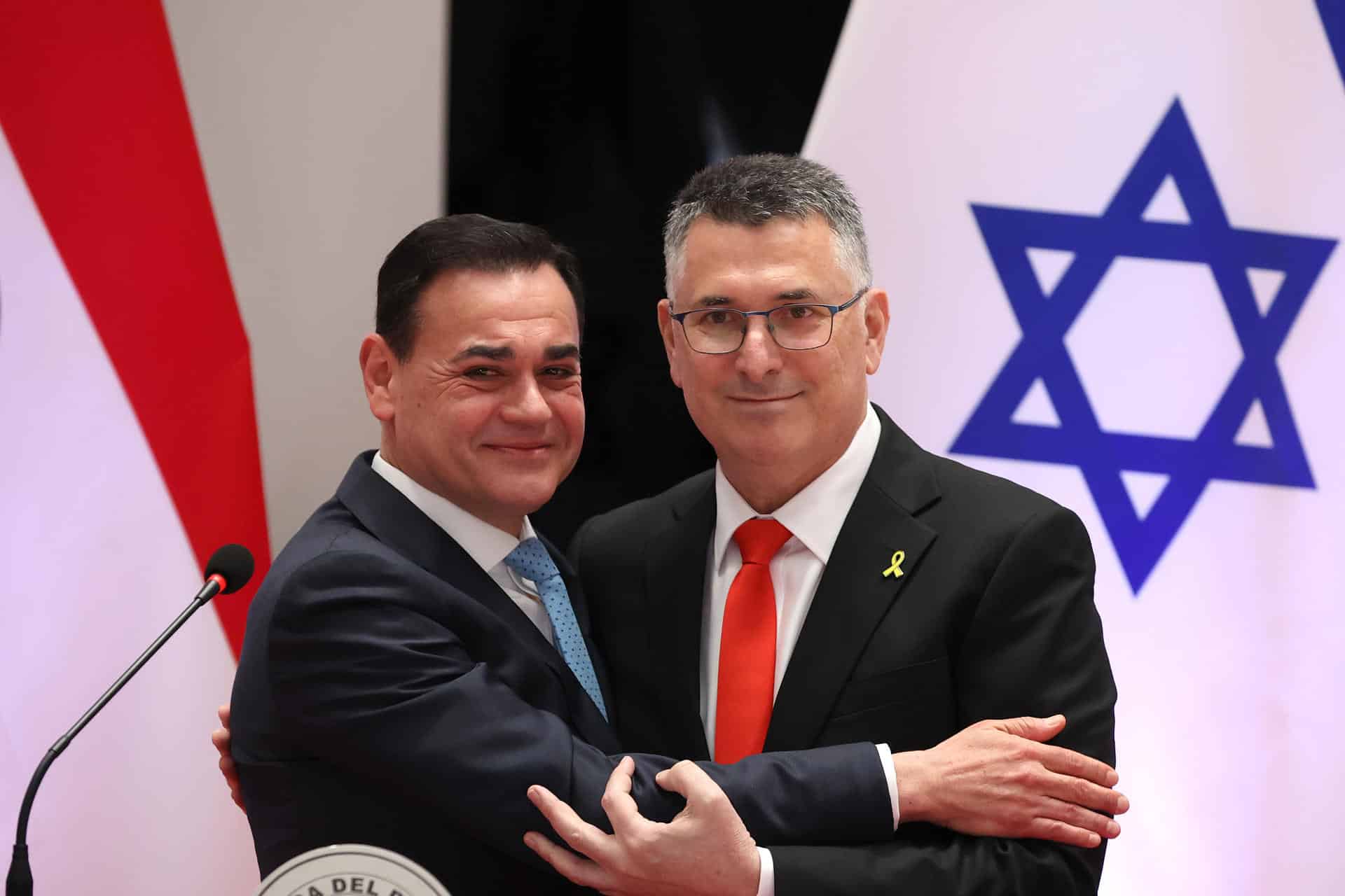 El canciller de Paraguay, Rubén Ramírez (i), saluda al  ministro de Relaciones Exteriores de Israel, Gideon Saar, este lunes en la Cancillería de Paraguay en Asunción (Paraguay). EFE/ Juan Pablo Pino