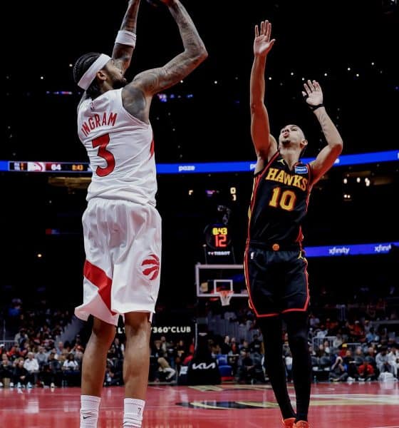 El alero de los Toronto Raptors Brandon Ingram (L) en acción contra el alero de los Atlanta Hawks Zaccharie Risacher (R) durante la segunda mitad de un partido de baloncesto del torneo NBA Cup.EFE/EPA/ERIK S. LESSER SHUTTERSTOCK OUT